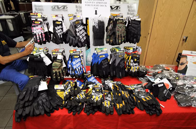 Ở một phía khác là một gian hàng bán găng tay và kính bảo hộ những thứ không thể thiếu trên một con tàu sân bay.