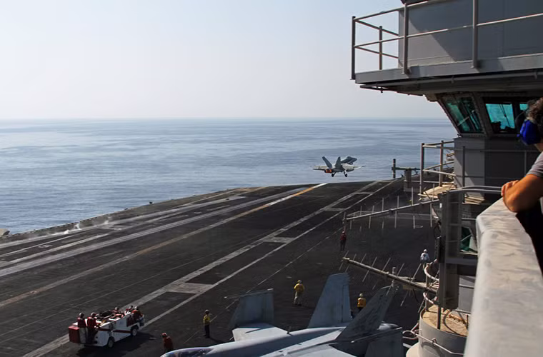 F/A-18E/F Super Hornet là dòng tiêm kích trên hạm chủ lực của Hải quân Mỹ hiện tại và được trang bị trên tất cả các tàu sân bay nguyên tử lớp Nimitz.