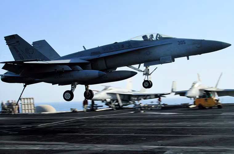 Việc cất hạ cánh từ một tàu sân bay không phải là điều dễ dàng đối với bất cứ phi công lái máy bay chiến đấu nào của Hải quân Mỹ nhất là với những chiếc F/A-18E/F.