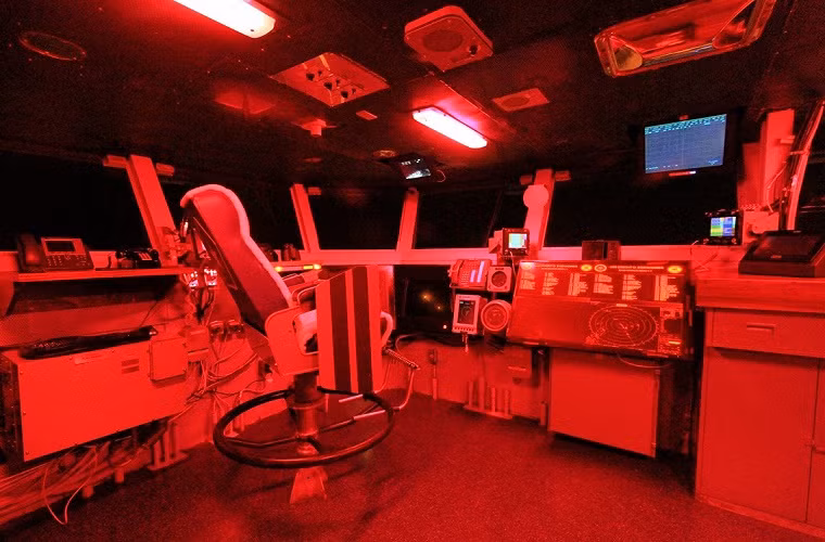 Một góc tháp điều khiển trên tàu sân bay USS Eisenhower khi về đêm.