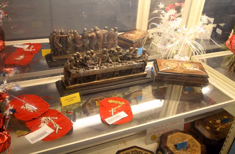 Một gian hàng bán quà lưu niệm trên tàu USS Eisenhower dành cho dịp giáng sinh năm nay.