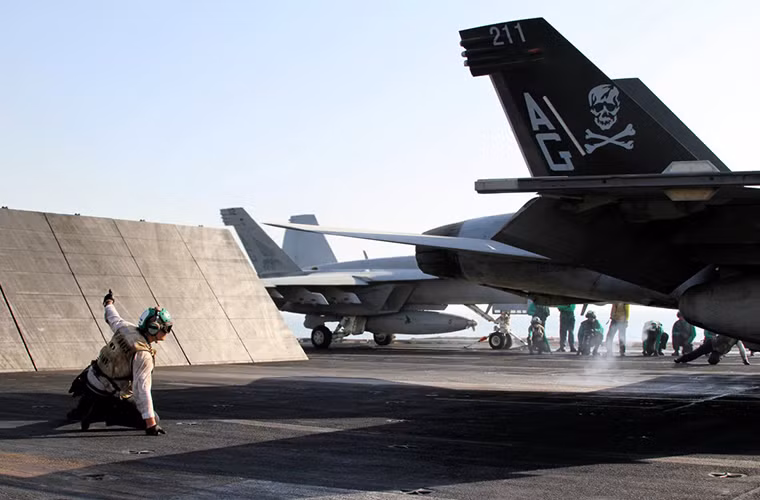 Mỗi hoạt động trên boong tàu sân bay đều đòi hỏi độ chính xác cao và một phút lơ là cũng có thể dẫn tới hậu quả rất nghiệm trọng về người lẫn khả năng duy trì hoạt động trên một tàu sân bay.