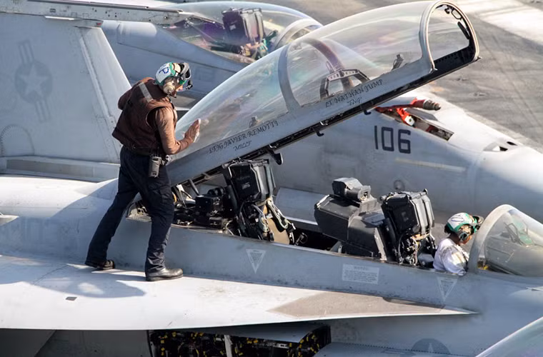 Sau khi hạ cánh, mỗi chiếc F/A-18E/F đều sẽ được lực lượng hổ trợ kỹ thuật trên tàu sân bay kiểm tra lưỡng trước khi nó được phép hạ cánh lại.