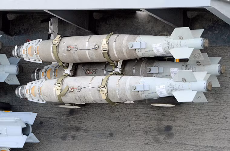 Những quả bom không điều khiển Mk 82 được tháo xuống từ một chiếc F/A-18E/F.