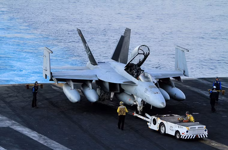 Sau khi kết thúc một ngày làm việc và màn đêm dần buông xuống những chiếc F/A-18E/F trên boong tàu sẽ được xếp gọn lại hoặc được đưa xuống khoang chứa máy bay bên dưới để chuẩn bị cho một ngày.