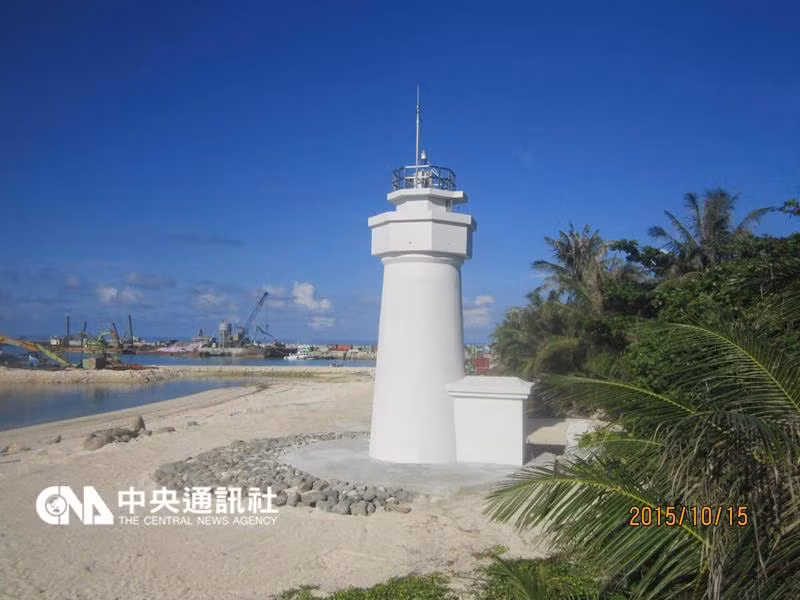 Hình ảnh ngọn hải đăng tại đảo Ba Bình