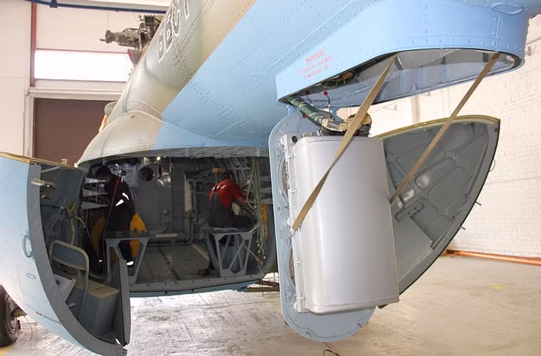 Trong ảnh là những chiếc Mi-8MTV-5-1 của Không quân Nga đang được các công nhân của Kazan lắp đặt tổ hợp Richag-AV, tương tự như Rtut-BM những chiếc Mi-8 này đều đã hoàn tất quá trình lắp phần thân cơ bản và được hoàn thiện tại Kazan.