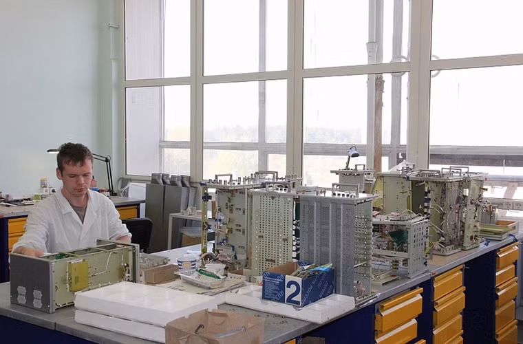 Với các khối mạch điều khiển đòi hỏi được lắp ráp bằng tay người thợ kỹ thuật luôn cần tới sự kiên nhẫn khi phải làm việc với hàng ngàn linh kiện.