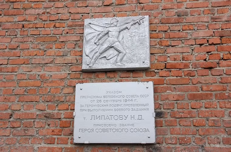 Được thành lập từ đầu những năm 1940 và hoạt động liên tục cho đến nay, trong suốt Chiến tranh Thế giới thứ II Kazan đã cung cấp cho Quân đội Liên Xô hơn 700.000 thiết bị quang học như kính ngắm dành cho xe tăng, máy bay chiến đấu hay máy bay ném bom.