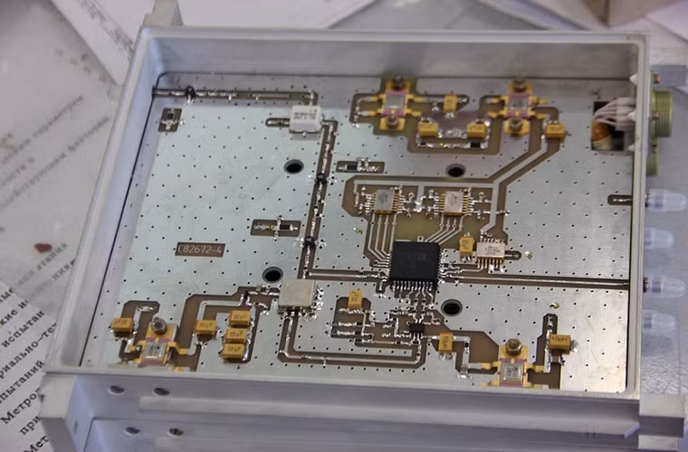 Mạch điều khiển dành cho một thiết bị nào đó được sử dụng trên tổ hợp EW, do được thiết kế theo dạng modul nên các tổ hợp tác chiến điện tử của Nga cũng có thể nâng cấp nếu cần thiết.