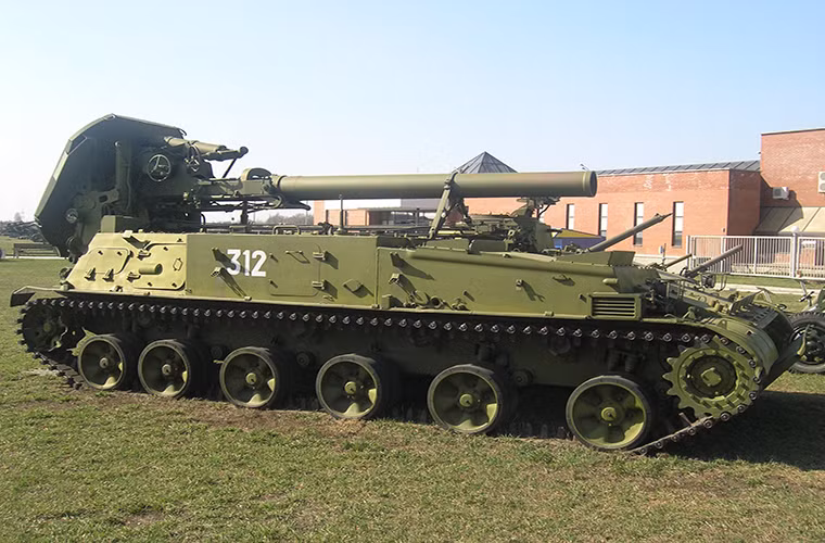 “Các đơn vị pháo cối tự hành 2S4 Tyulpan đầu tiên của Quân khu phía Đông đã được chuyển giao cho một số đơn vị pháo binh Nga đóng tại vùng lãnh thổ Primorsky và đây là mẫu cối tự hành mạnh nhất thế giới hiện tại,” Đại tá Alexander Gordeev nói.