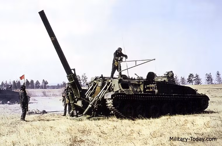 Khẩu đội cối 2S4 gồm 4 binh sĩ nhưng cũng có thể là 5 nếu cần thiết, nó có tầm bắn hiệu quả hơn 9.6km với đạn tăng tầm có thể đạn tới 20km.