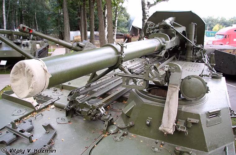 Khi di chuyển, nòng cối 240mm của 2S4 sẽ được gấp gọn lại trên thân khung gầm GMZ. Tuy có thiết kế khá đơn giản nhưng toàn bộ trọng lượng của tổ hợp cối tự hành 2S4 lên tới 30 tấn, nó được trang bị một động cơ diesel V-59 có công suất 520 mã lực.