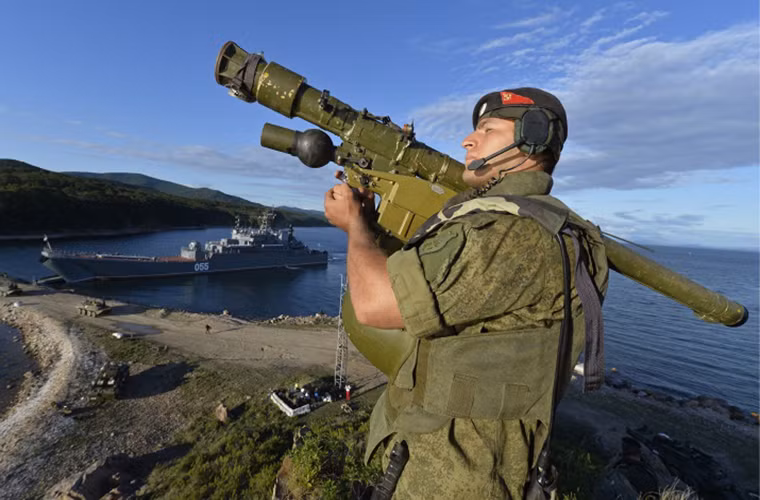 Hình ảnh lính thủy đánh bộ Nga với tổ hợp tên lửa phòng không vác vai 9K38 Igla.