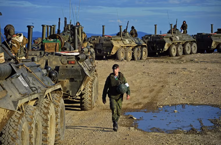 Hàng dài những chiếc xe bọc thép chở quân BTR-80 thuộc biên chế lực lượng Hải quân Đánh bộ Nga.