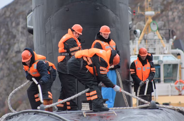 Hình ảnh thủy thủ trên tàu Stary Oskol đang neo tàu vào cầu cảng.