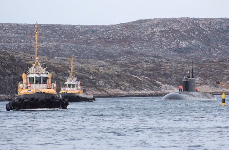 Hình ảnh tàu ngầm Stary Oskol được lai dắt vào cầu cảng tại căn cứ tàu ngầm của Hạm đội Biển Bắc.