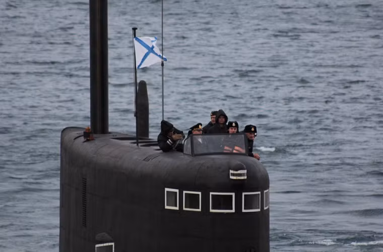 Trước nay, Hạm đội Biển Bắc chỉ được biên chế các tàu ngầm Kilo 877EKM lỗi thời hơn. Trong ảnh là các thủy thủ trên tàu Stary Oskol trước khi cập cảng.