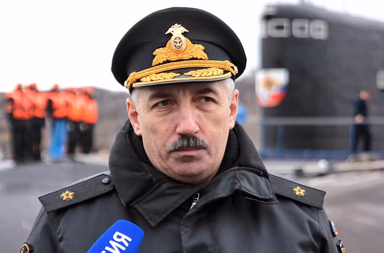 Trong ảnh là Chuẩn Đô đốc Oleg Golubev thuộc Bộ tư lệnh Hạm đội Biển Bắc tham gia lễ tiếp đón tàu Stary Oskol vào hôm 16/10.