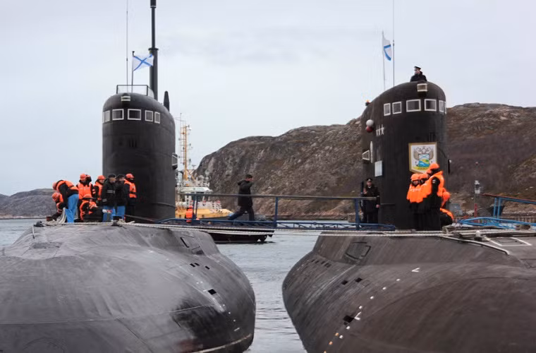 Nó được trang bị một động cơ diesel-điện có công suất 5.900shp với vận tốc di chuyển tối đa khi lặn 25 hải lý/ giờ và có thể hoạt động ở độ sâu tối đa là 300m.