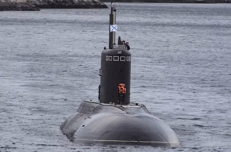 Theo trang mạng ARM, tàu ngầm Kilo Project 636.3 tiếp theo của Hải quân Nga mang tên Stary Oskol sẽ phải trải qua quá trình thử nghiệm trên biển tại khu vực Bắc Cực. Và căn cứ hải quân của Hạm đội Biển Bắc tại Vịnh Kola sẽ nơi tàu Stary Oskol neo đậu trong suốt thời gian thử nghiệm.