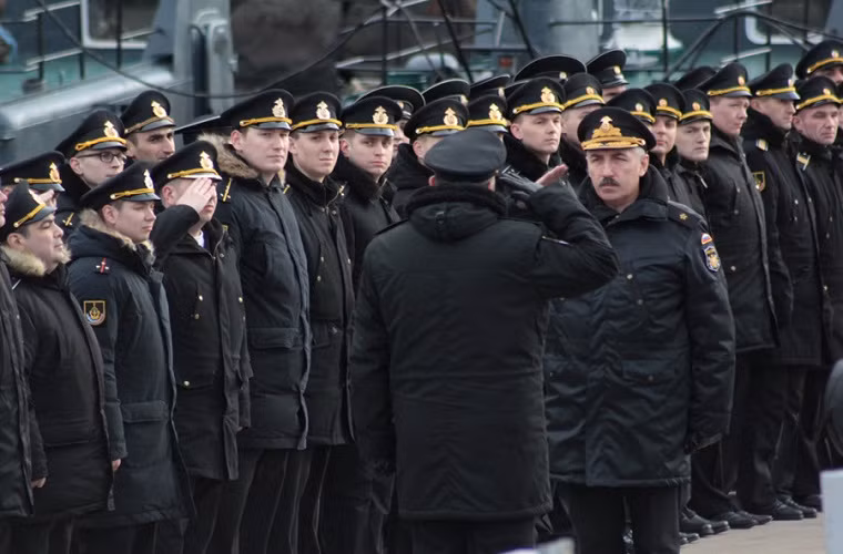 Đến tham gia buổi lễ đón tàu ngầm Kilo 636.3 có sự hiện diện của Chuẩn Đô đốc Oleg Golubev thuộc Bộ tư lệnh Hạm đội Biển Bắc và tư lệnh căn cứ hải quân tại Vịnh Kola.