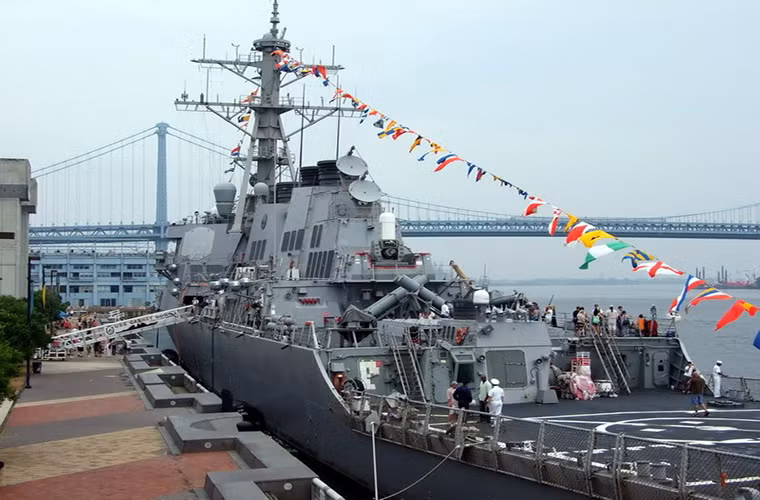 "Trái tim" của Aegis là hệ thống radar mảng pha đa chức năng AN/SPY-1 có khả năng phát hiện và theo dõi mục tiêu hay dẫn đường cho các loại tên lửa trong hệ thống chiến đấu Aegis. Nó có thể giám sát 3 chiều và theo dõi hàng trăm mục tiêu cùng một lúc.