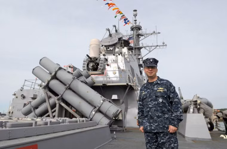 Chưa dừng lại đó nó còn được trang bị hệ thống ống phóng tên lửa Mk 141 có thể mang theo tới 8 tên lửa chống hạm Harpoon, 2 hệ thống đánh chặn tầm gần Phalanx CIWS và các ống phóng ngư lôi Mk 32 có khả năng triển khai các loại ngư lôi hạng nặng cùng nhiều loại vũ khí khác.