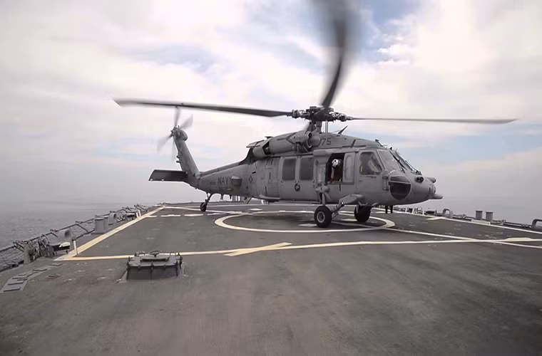 Theo Hải quân Mỹ, tàu khu trục USS Carney vừa được nâng cấp vào năm 2012 để có thể tích hợp thêm mội số loại tên lửa mới như tên lửa đánh chặn tên lửa đạn đạo SM-3. Trong ảnh là một chiếc trực thăng hải quân Sikorsky SH-60 Seahawk trên tàu USS Carney.