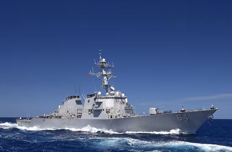 Tàu khu trục USS Carney có lượng giãn nước tối đa lên tới 9.000 tấn và dài tới 154m, nó có thủy thủ đoàn hơn 280 sĩ quan và thủy thủ. Để có thể di chuyển với tốc độ lên tới 30 hải lý/giờ trên biển tàu USS Carney được trang bị tới 4 động cơ tuabin General Electric LM2500-30 với tổng công suất là 100.000 mã lực.