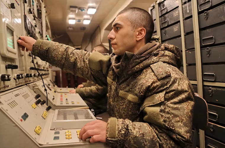 Kíp chiến đấu của một tổ hợp Osa-AKM gồm có 5 binh sĩ và con số này có thể giảm xuống đối với một số biến thể hiện đại hóa. Ngoài tổ hợp phòng không mặt đất, OSA còn được phát triển thêm một biến thể phòng không trên hạm là 4K33 “OSA-M”.