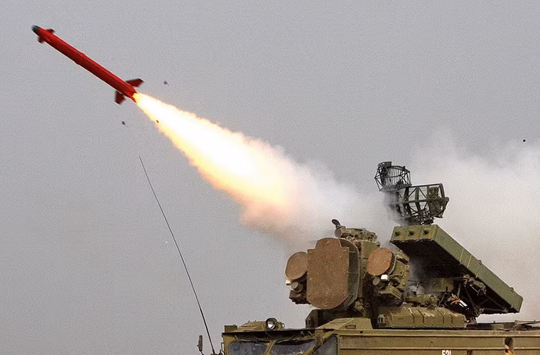 Cận cảnh tổ hợp Osa-AKM triển khai mục tiêu bay Saman-M với lớp sơn màu cam đặc trưng.