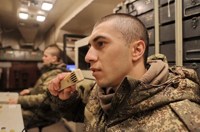 Toàn bộ tổ hợp Osa-AKM đều được tích hợp trên một nền tảng khung gầm bọc thép duy nhất, với hệ thống radar cùng các tổ hợp ống phòng tên lửa. Trung tâm chỉ huy của Osa-AKM được đặt bên trong thân xe giúp nó có thể tác chiến độc lập hoặc hợp đồng tác chiến với cụm hệ thống phòng không khác.