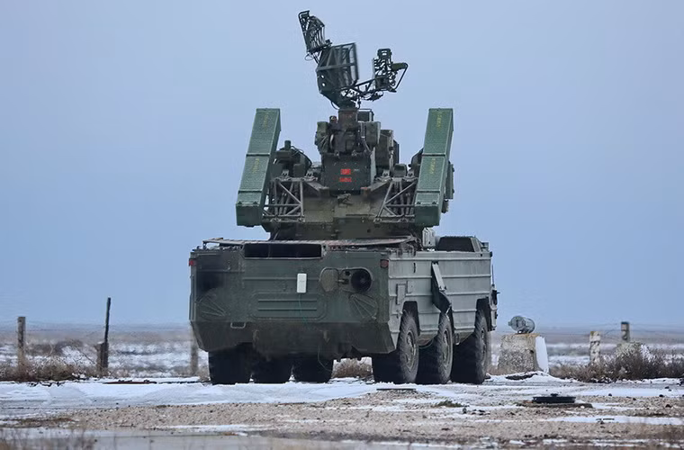 Một tổ hợp Osa-AKM có thể mang theo tối đa 6 tên lửa đất đối không 9A33BM3 hoặc 9M33M3, bên cạnh đó nó còn có một xe tiếp đạn có thể mang theo tới 18 đạn tên lửa. Quá trình nạp lại đạn tên lửa trên Osa-AKM mất khoảng 5 phút cho toàn bộ tổ hợp.