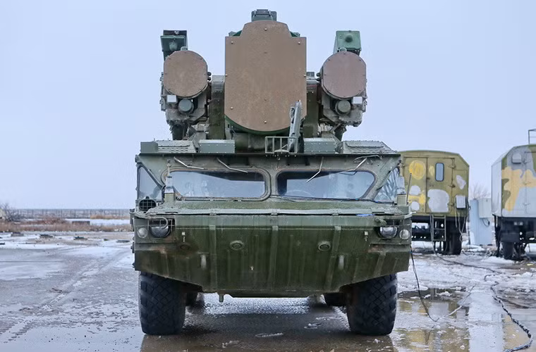 Tầm bắn hiệu quả của tổ hợp tên lửa phòng không Osa-AKM được nâng lên đáng kể so với các phiên bản trước đó, nó có thể bắn hạ mục tiêu từ khoảng cách 15km và ở độ cao 12.000m.