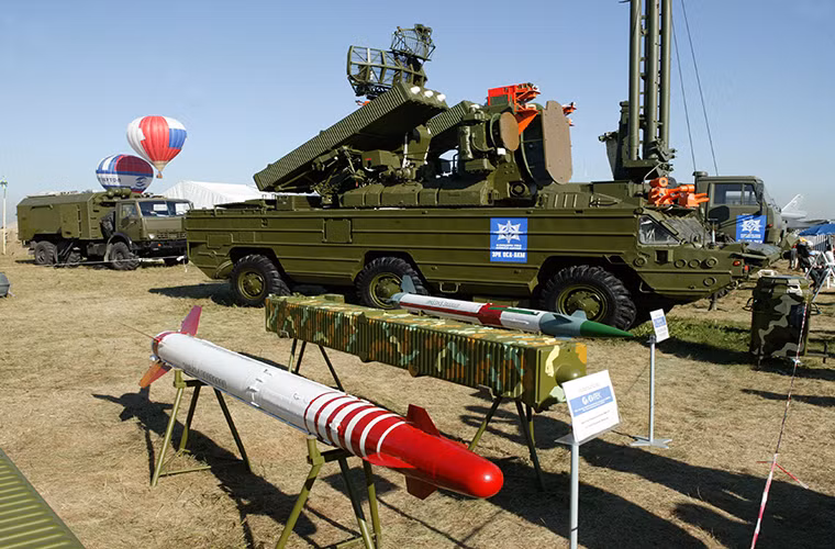 Toàn bộ tổ hợp tên lửa phòng không tầm ngắn Osa-AKM tại một triển lãm quốc phòng do Bộ Quốc phòng Nga tổ chức.