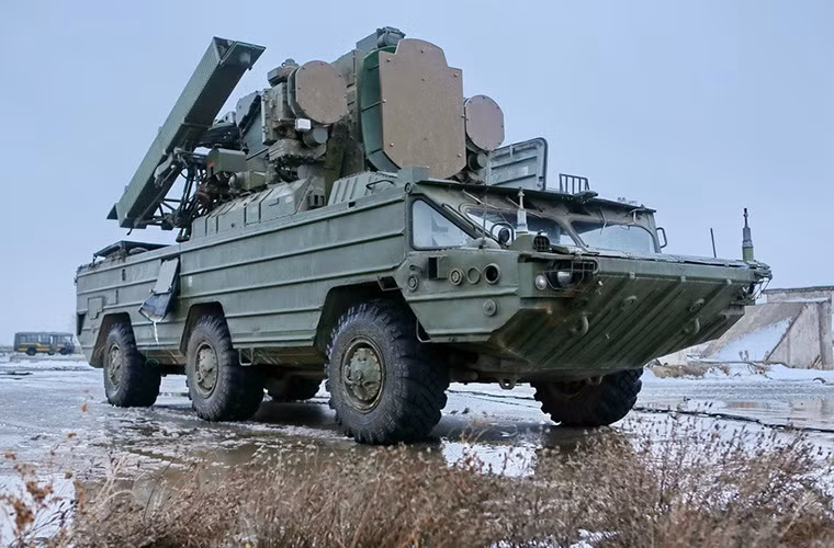 Trong khi đó hệ thống radar của Osa-AKM cũng được nâng cấp, với khả năng phát hiện mục tiêu và khai hỏa chỉ trong vòng 26 giây và nó có thể dẫn đường cho 2 tên lửa cùng một lúc.