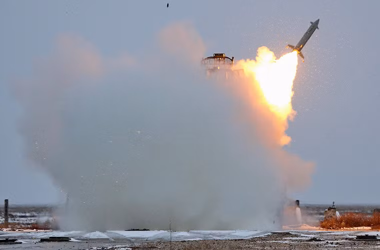 Ngay sau đó, Osa-AKM sẽ tiếp tục phóng một tên lửa đất đối không 9M33M3 để tiến hành đánh chặn Saman-M.