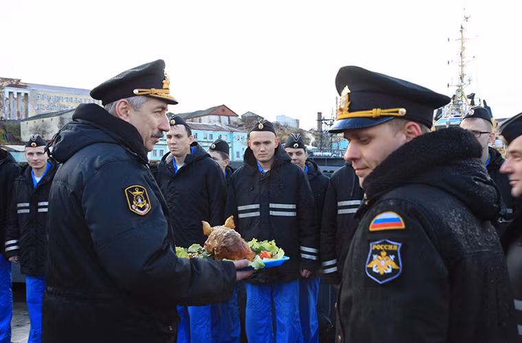 Hình ảnh buổi lễ đón tiếp các thủy thủ biên đội tàu ngầm thuộc Project 877 của Hạm đội Biển Bắc vào hôm 10/10.