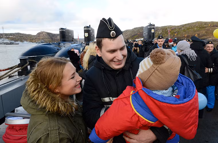 Hình ảnh một thủy thủ của tàu Kaluga hạnh phúc bên gia đình của mình sau thời gian dài xa cách.