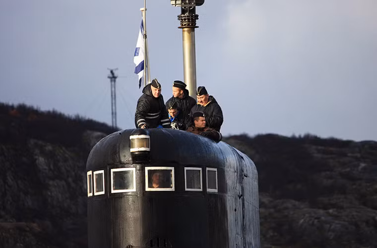 Trong ảnh là một tàu ngầm diesel-điện thuộc Project 877 khác của Hạm đội Biển Bắc cũng chuẩn bị cập cảng.