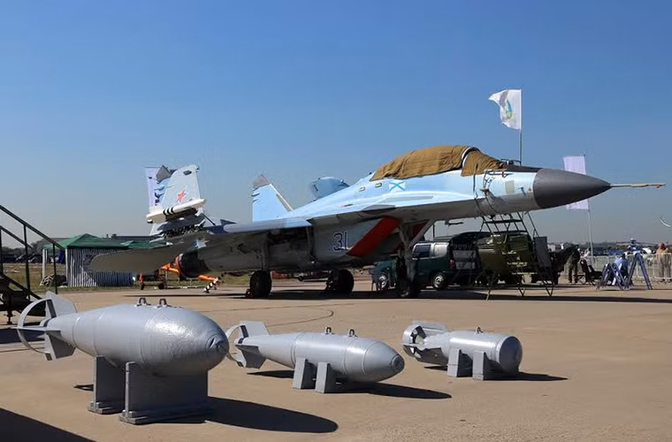 MiG-29 có trọng lượng cất cánh tối đa là 16.8 tấn, nó có thể mang theo tới 3.5 tấn vũ khí gồm các loại tên lửa không đối không và bom, bên cạnh đó nó còn được trang bị một pháo GSh-30-1 30mm.