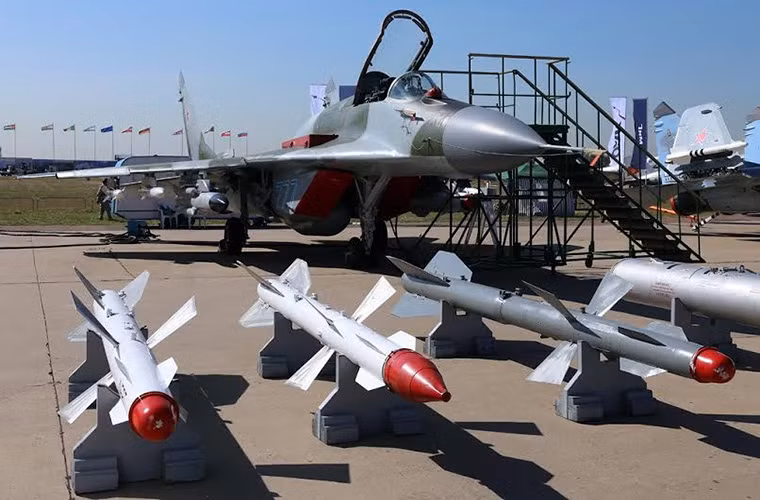 Trong ảnh là một chiếc MiG-29 với các loại tên lửa không đối không mà nó có thể được trang bị gồm R-27, Kh-31, R-73...