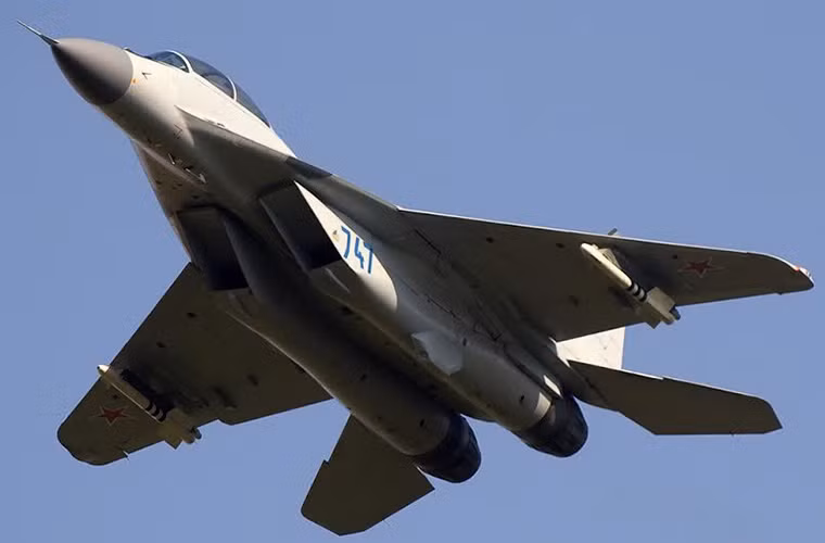 Tuy nhiên, sau đó chương trình phát triển MiG-29 bị trì hoãn liên tục do các nguyên mẫu MiG-29 tiếp theo liên tục gặp sự cố về hệ thống động cơ đẩy phản lực. Bất chấp rủi ro trên biến thể MiG-29B vẫn được Không quân Liên Xô đưa vào trang bị.