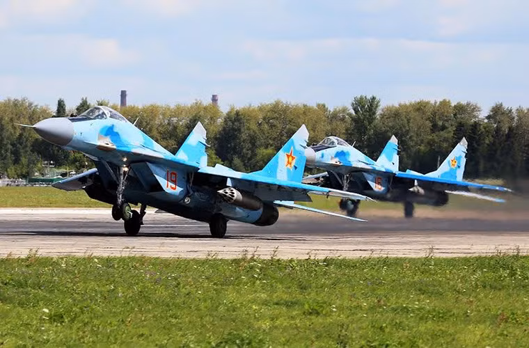 Những chiếc MiG-29 của Không quân Kazakhstan mang theo các ống phóng rocket phóng loạt S-8 hoặc S-24.