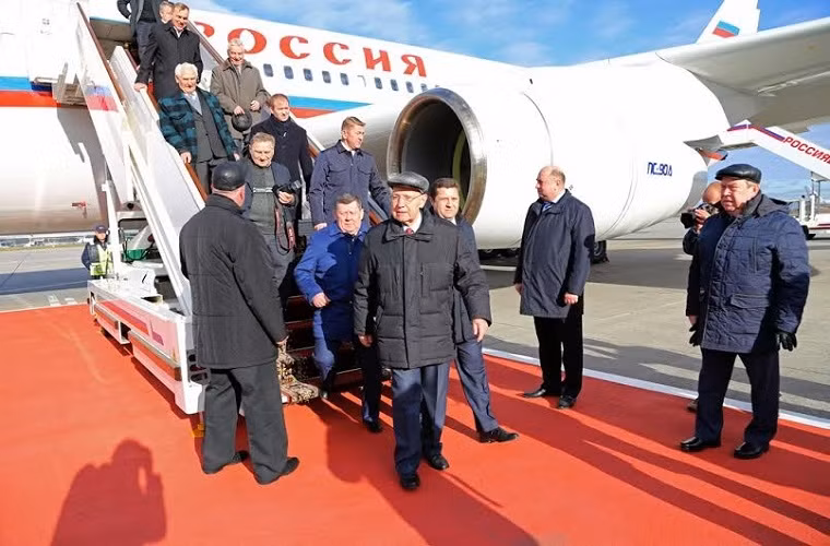 Đa phần những chiếc IL-96 đều phục vụ trong các hãng hàng không của Nga cũng như các cơ quan nhà nước của nước này, tuy nhiên cũng có một số ít những chiếc IL-96 được xuất khẩu sang Cuba và hoạt động trong hãng không nhà nước Cubana.