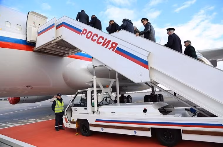 Chuyên cơ Tổng thống IL-96-300 sở hữu thiết kế hoàn toàn mới so với các phiên bản IL-96 trước đó và nó có đầy đủ tiện nghi phục vụ cho Tổng thống Nga cùng các thành viên khác của chính phủ.