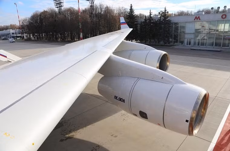 Những chiếc IL-96-300 được trang bị 4 động cơ phản lực Aviadvigatel PS-90 có công suất 6.500Ib cho mỗi chiếc với trọng lượng cất cánh tối đa lên tới 250 tấn. Nó có thể chở theo hơn 260 hành khác cùng phi hành đoàn, do sở hữu thiết kế của một dòng máy bay thương mại IL-96-300 có tầm hoạt động lên tới 11.500km.