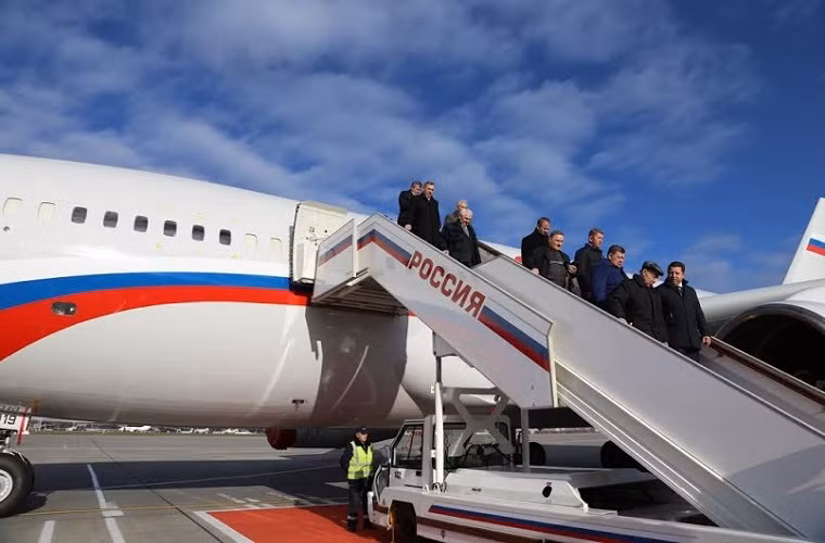 Trong buổi lễ giới thiệu chiếc IL-96-300 mới có sự góp mặt hầu hết các quan chức cao cấp của Ilyushin và đại diện chính phủ cũng như Bộ Quốc phòng Nga.