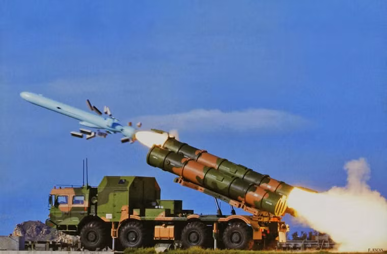 Nhưng đó chưa phải là tất cả những gì mà Trung Quốc sở hữu khi nước này còn có mẫu tên lửa hành trình chống hạm tầm xa YJ-62 với tầm bắn tối đa lên tới 290km và có thể mang theo một đầu đạn nặng tới 480kg đối với biến thể CM-602G. Với sức mạnh mà YJ-62 được trang bị nó có thể dễ dàng bắn chìm bất cứ tàu chiến nào của Hải quân Mỹ.